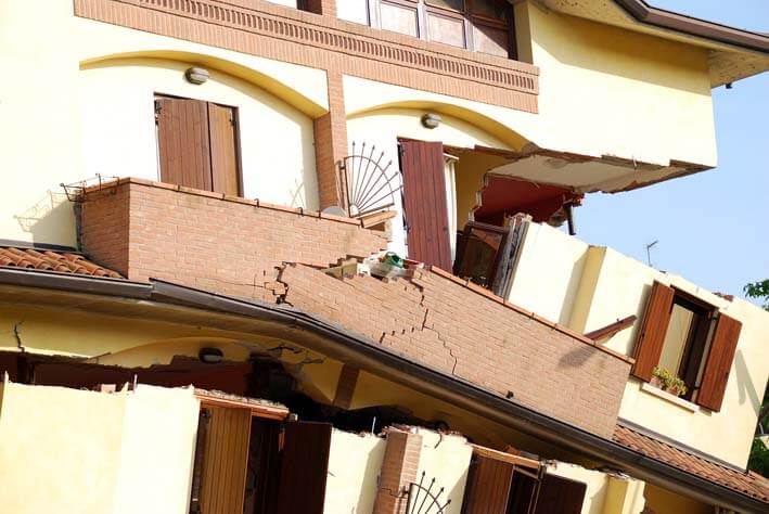 Casa destrozada debido a un fuerte sismo que muestra la importancia de saber cómo actuar para protegerse en esos momentos