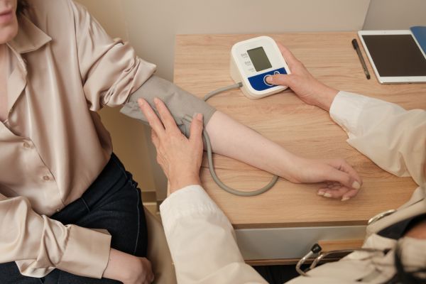 SOMP y sindrome metabolico Mujer revisando su presión arterial para valorar la relación del SOMP y sindrome metabolico