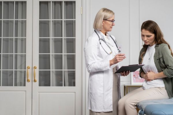 Médico explicando a su paciente qué es el Síndrome Ovárico Metabólico Poliendocrino antes SOP