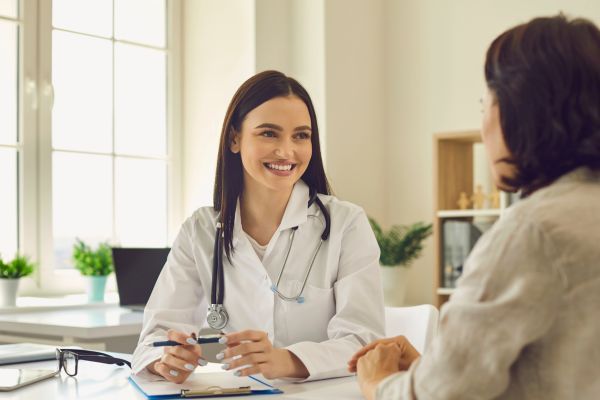 que es SOMP Médico explicando que es SOMP antes llamado síndrome de ovario poliquistico