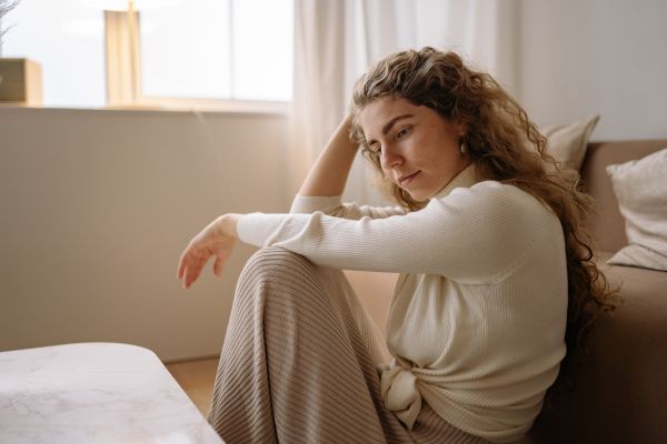 salud emocional y SOMP Mujer con señales de depresión posiblemente causada por el SOMP