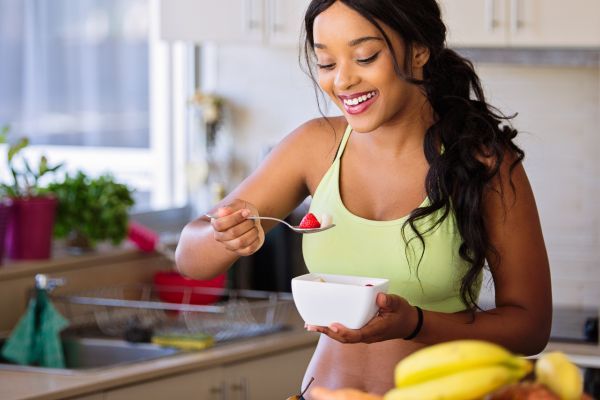 mujer tomando medidas para prevenir hipo mujer tomando medidas para prevenir hipo haciendo comidas saludables, sin irritantes y bajando el estrés
