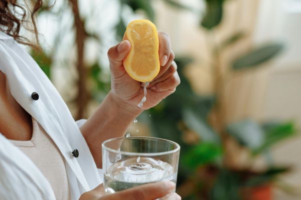 probando remedios para eliminar hipo Mujer probando distintos remedios para eliminar el hipo