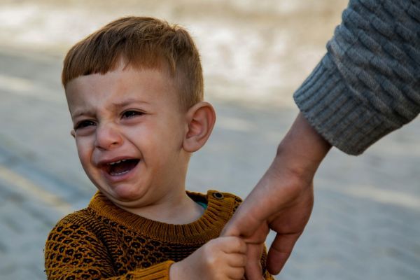 Niño de dos años llorrando representando como esta edad puede ser difícil para los padres