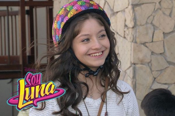 La actriz Karol Sevilla en una escena de la primer temporada de la serie Soy Luna 