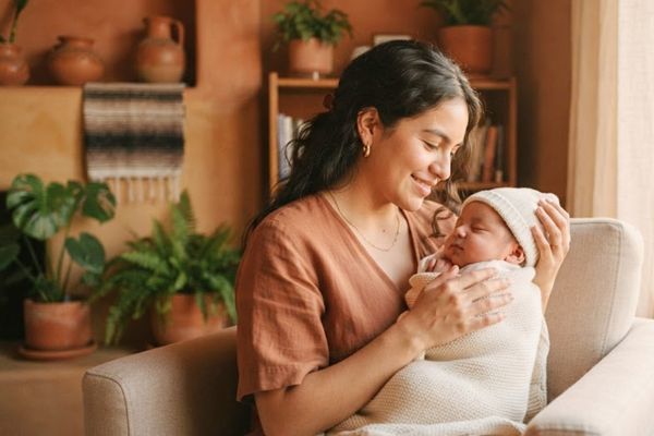nombres mexicanos para nino Mamá mexicana sostiene a su bebé niño mientras elige nombres de origen náhuatl y maya