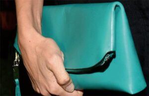 Su tamaño te permite llevarlo discretamente en tu bolsa de mano a donde quieras y aplicarlo cuando más lo necesites. Seca rápidamente y te durará el primer shampoo.