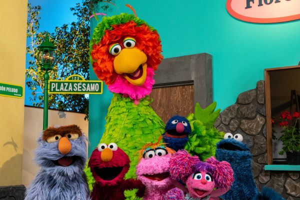 Etapas de Plaza Sesamo con los personajes principales de la serie en América Latina