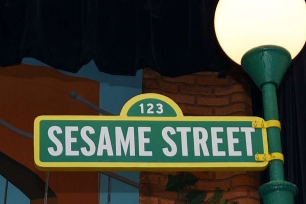 Letrero de Sesame Street el programa dónde se basó Plaza Sésamo