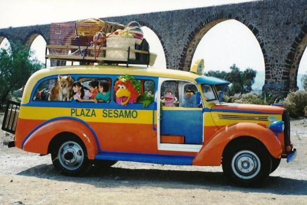Etapa 1 de Plaza Sesamo que muestra a los personajes dentro de un colorido camión