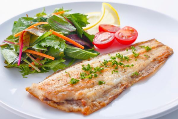 Plato con pescado y ensalada desmitificando que no se puede comer durante la lactancia