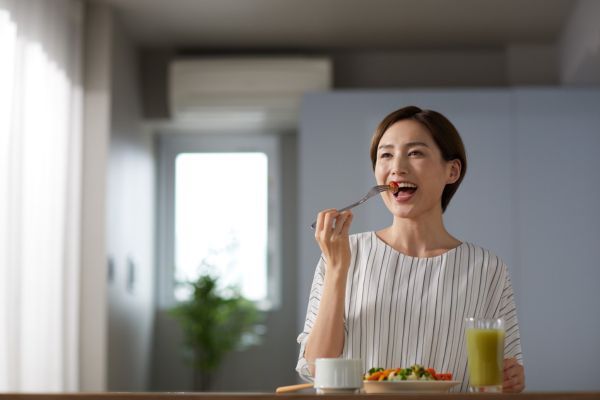Mujer comiendo alimentos variados y sanos durante la lactancia