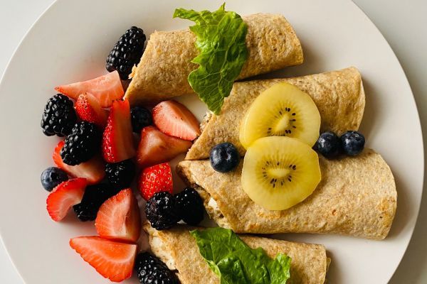 Plato de alimentos recomendados para comer durante la lactancia