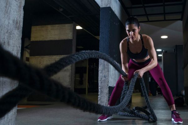 beneficios para mujeres de hacer crossfit Mujer haciendo CrossFit obteniendo beneficios para su salud física y emocional