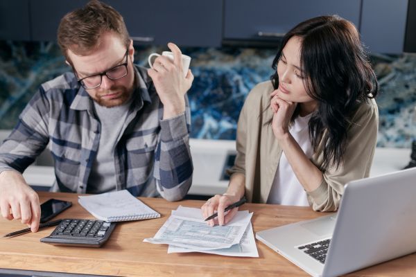 Pareja analizando sus finanzas antes de tener otro hijo