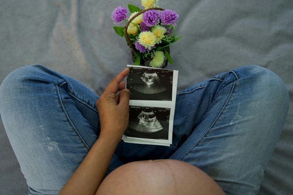 Mujer embarazada viendo el ultrasonido de su bebé pensando cuando tendrá otro bebé