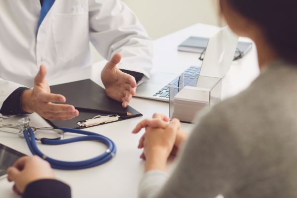 Mujer en una revisión médica para valorar su salud antes de planear un embarazo. 