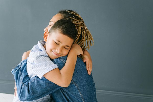 Mamá preparando y hablando con su hijo mayor sobre la posibilidad de tener un hermanito