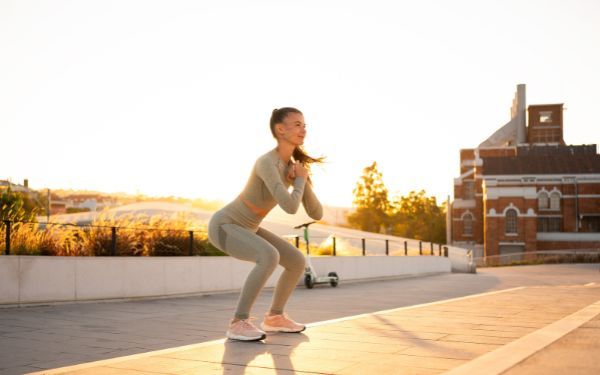 sentadillas-ejercicios-cardio ¿Por qué hacer ejercicios de cardio si tienes una vida ocupada?