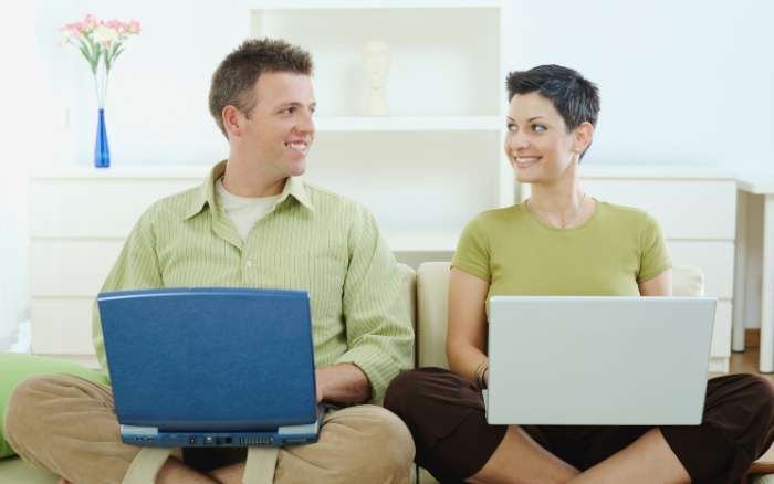 Papá y mamá estudian en sus computadoras, preparándose para aprender y crecer en su papel como padres