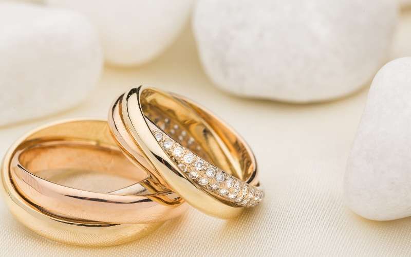 Argollas de matrimonio sobre fonde neutro