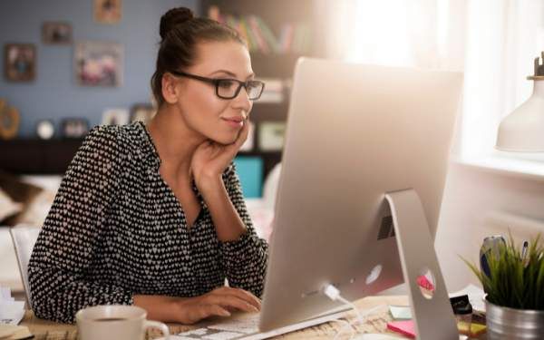 Quien contrata necesita ver que puedes organizar tu trabajo, comunicarte de forma clara y desempeñarte sin que alguien tenga que supervisar cada paso. Estas habilidades son importantes en el trabajo remoto y deben aparecer en tu CV de manera directa. Puedes incluir: • Organización y gestión del tiempo • Comunicación clara por escrito • Capacidad para trabajar de forma autónoma • Manejo de herramientas digitales Cuando las presentas de manera simple y precisa, tu CV muestra que estás preparada para desenvolverte bien en un entorno remoto.