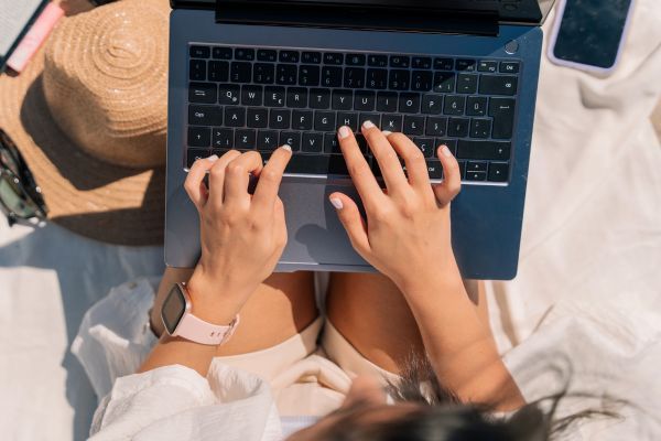 Mujer redactando su CV evitando errores que pueden afectar su búsqueda de trabajo remoto