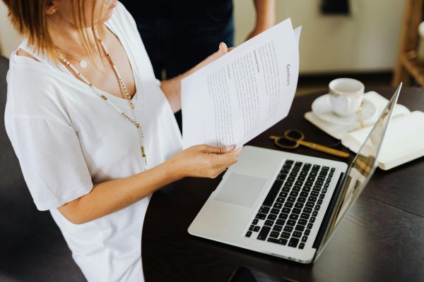 Mujer dando una última revisión a su CV antes de solicitar un trabajo remoto