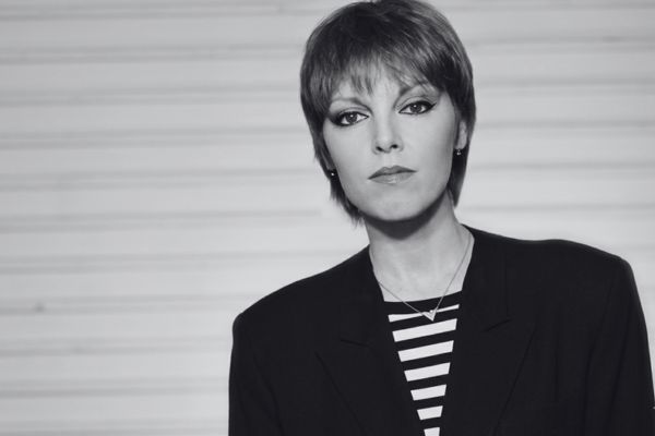 Pat Benatar posa segura, con su distintivo cabello corto, transmitiendo la fuerza de su voz de acero.