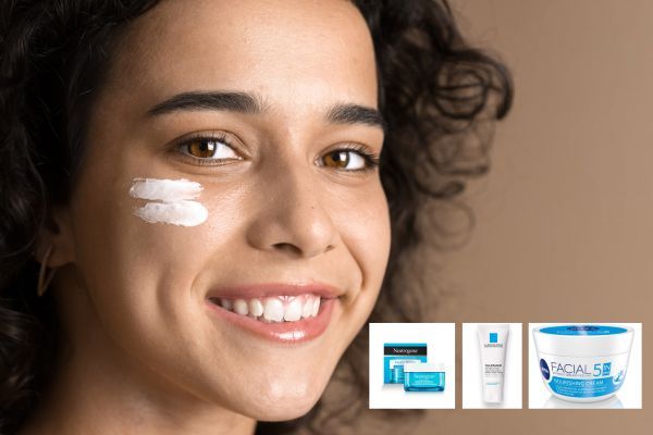  Mujer sonriente con crema en la mejilla junto a hidratantes Neutrogena, La Roche-Posay y Nivea para el paso de hidratación.