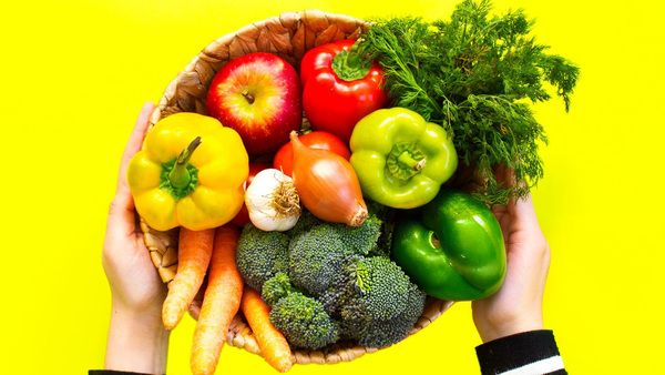 Canasta con vegetales frescos y fibra para una dieta balanceada que mejora la salud de la microbiota intestinal.
