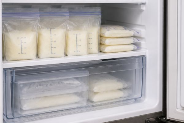 Refrigerador con leche materna para conservarla correctamente, fria y en congelador