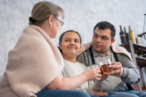 padres hablando con su hija sobre el noviazgo adolescente fomentando la confianza y buena comunicación