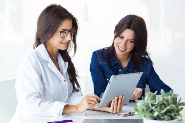 medico paciente pastilla del dia despues Médico hablando con su paciente sobre la pastilla del día después