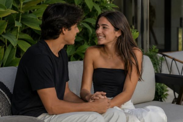 Pareja de adolescentes sonriendo y tomados de la mano durante una conversación sobre relaciones sanas y noviazgo juvenil.