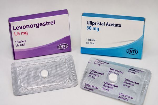 pastillas del dia despues hormonas Cajas y tabletas de levonorgestrel y ulipristal acetato, dos tipos de pastilla del día después sobre fondo blanco.