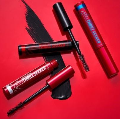 Envases de la máscara para pestañas Rimmel London Wonder Volume Thrill Seeker sobre fondo rojo