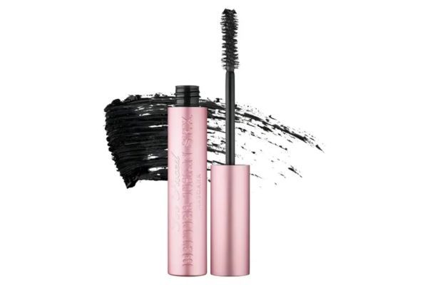 Envase color rosa de la máscara para pertañas Too Faced Better Than Sex