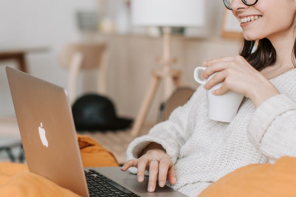 errores a evitar al usar claude Mujer usando su computadora para hacer su programa semana con Claude y evitar errores
