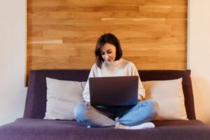 Mujer usando Claude para hacer su programa semanal de productividad de su negocio