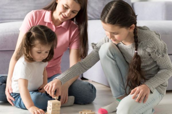 mama cuidando hijos Mamá dedicando tiempo de calidad a sus hijos, descansando de su emprendimiento