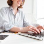 Mamá emprendedora trabajando en su laptop usando Claude para hacer crecer su negocio desde casa