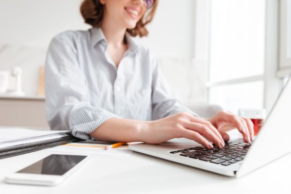 Mamá emprendedora trabajando en su laptop usando Claude para hacer crecer su negocio desde casa