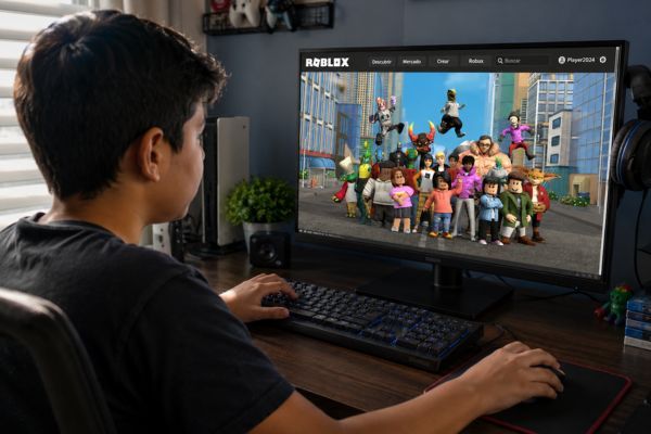 Niño de unos once años jugando Roblox desde su computadora