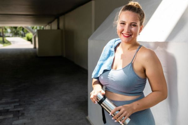 que si funciona en el gimnasio Mujer informada a punto de entrar al gimnasio y entrenar de manera adecuada ejercicios respaldados por la ciencia