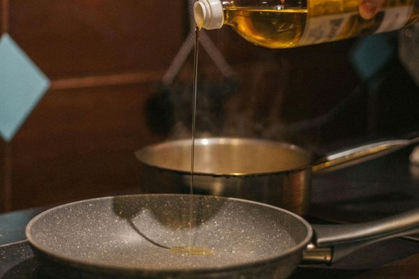primer plano de una persona cocinando con aceite en proporciones correctas