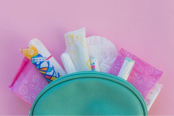 Kit menstrual para niñas con toalles femeninas y tampones dependiendo las preferencias de cada persona.