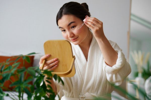 errores a evitar skincare coreano Mujer haciendo su rutina de skincare coreano evitando algunos errores comunes