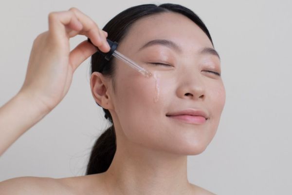 Mujer haciendo su rutina diaria de skincare coreano.
