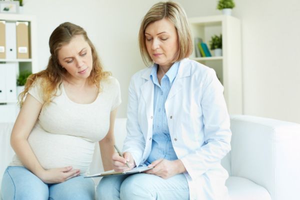 antojos en el embarazo falta de nutrientes Mujer embarazada hablando con su médico sobre los antojos en el embarazo